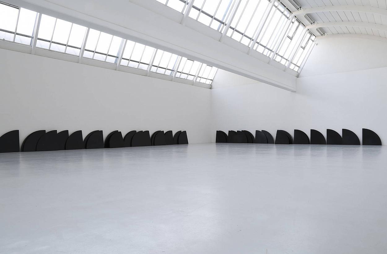 Tieni Duro | 2019 | Installation Morat Institut Freiburg | Eisenblech lackiert