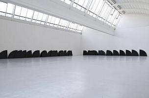 Tieni Duro | 2019 | Installation Morat Institut Freiburg | Eisenblech lackiert
